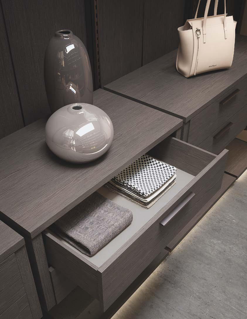 con strip led incassati e appendiabiti in metallo brunito. Above: suspended chest of drawers in rovere dark grey with burnished metal handle; inner shelf in eco-leather Bloom 11.