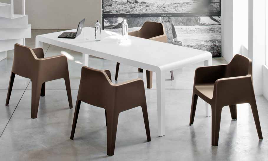 Plus Design Alessandro Busana Semplicità, versatilità e praticità sono le peculiarità della sedia Plus.