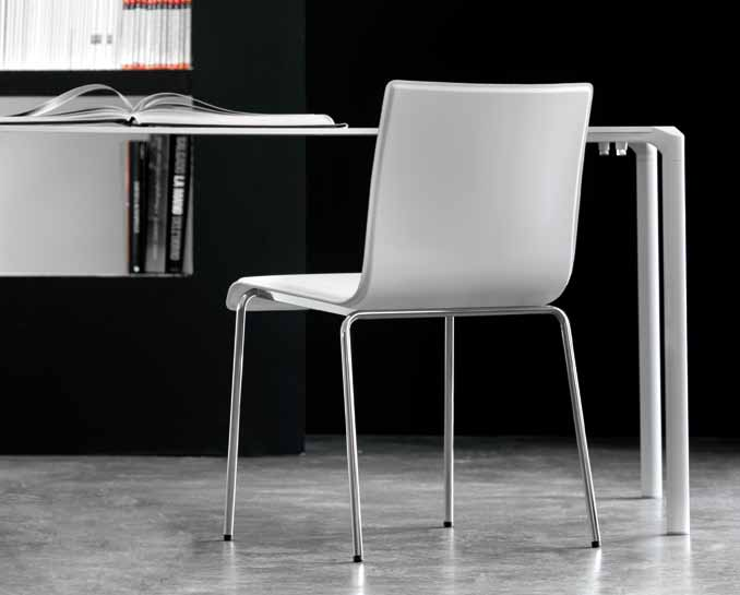Disponibile nelle versioni sedia e poltrona con telaio in acciaio da 20x20 mm o Ø16 mm satinato o cromato. A sinistra tavolo Jump verniciato bianco.