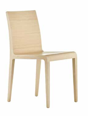 Young chair, curved plywood shell and a solid oak frame, resistant and equally lightweight, it weights just 3.