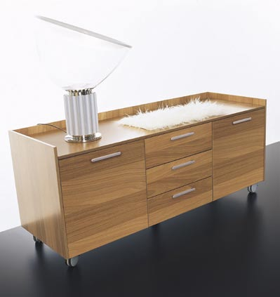 The drawers are always fitted with lock and key for simultaneous blocking of the drawers.
