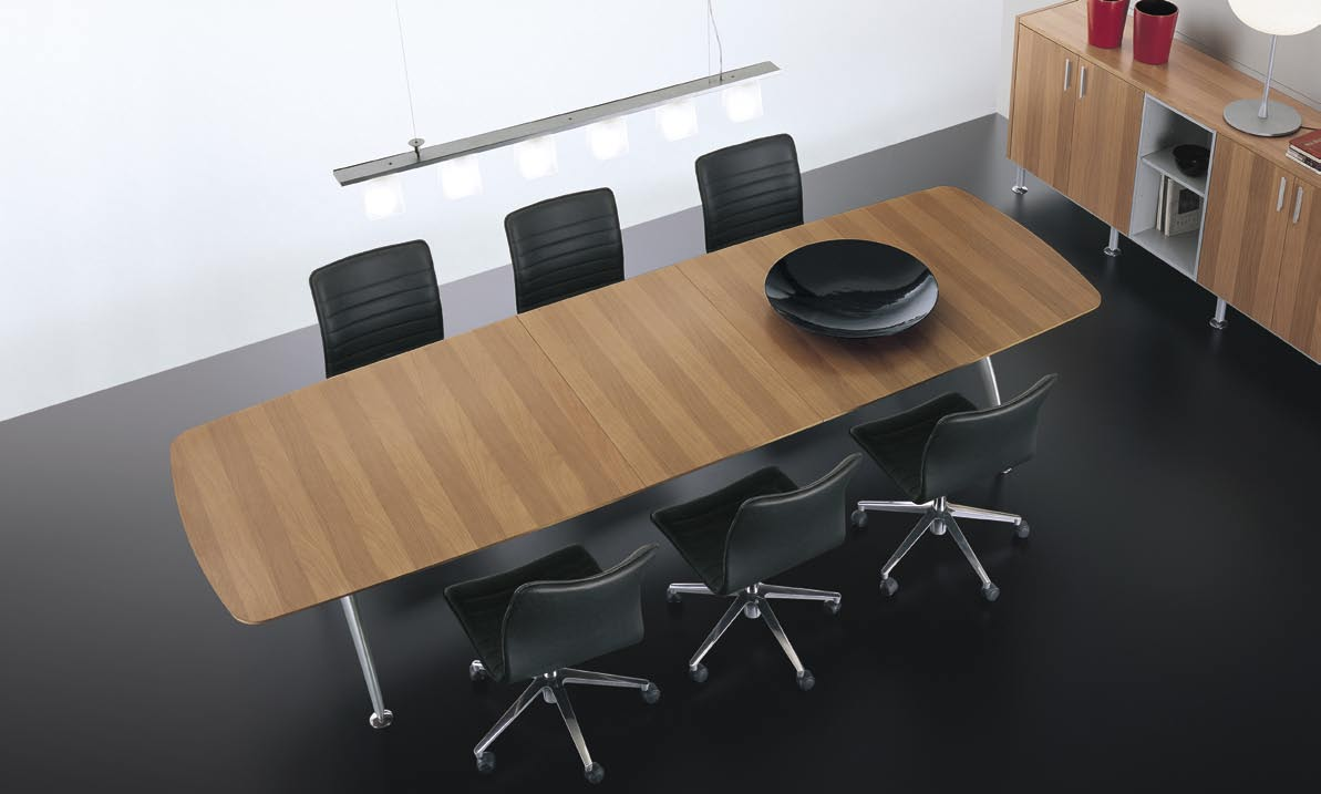 Gli elementi finali arrotondati uniti ad elementi di allungo permettono la realizzazione di tavoli riunione di ogni dimensione.