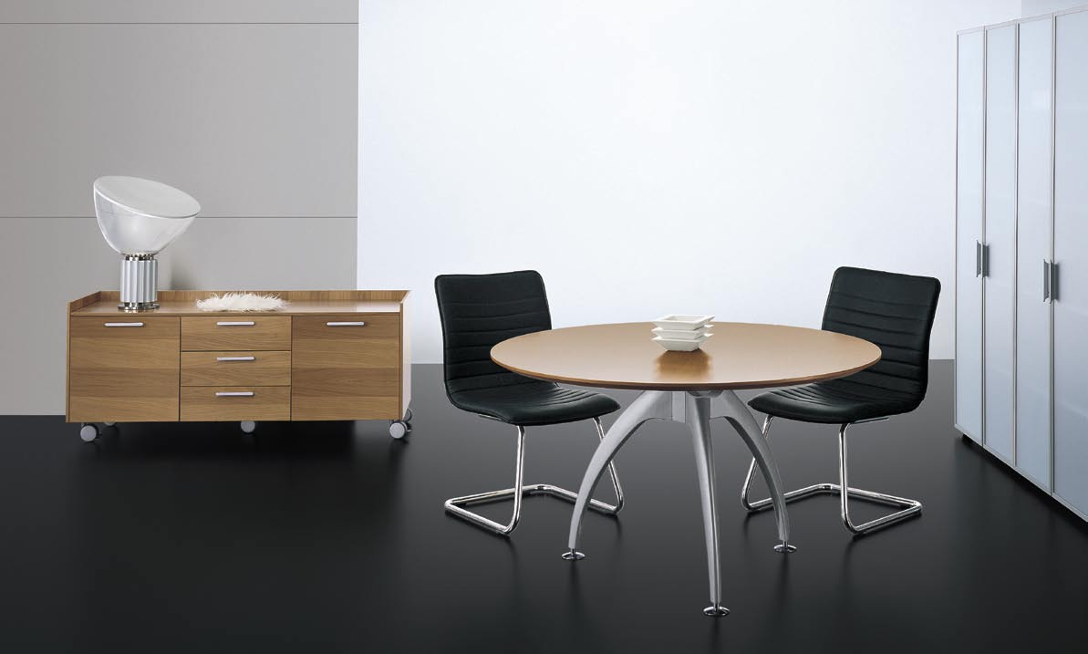 I tavoli riunione tondi si inseriscono perfettamente in ogni spazio direzionale con notevoli risultati estetici e funzionali.
