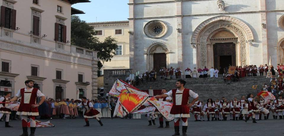 a Todi Palazzo Pongelli e Palazzo Vescovile TIPICO TODI\Visite guidate Piazza del Popolo, ore 16:00 Premiazione degli