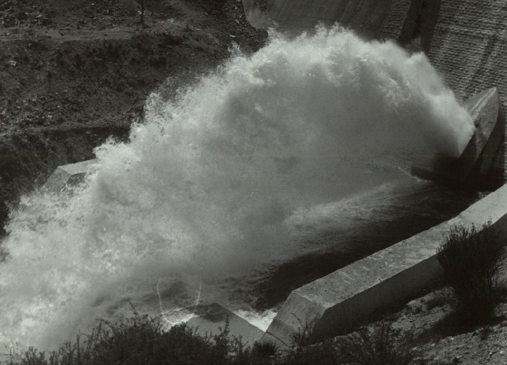 1962 - L'apertura dello scarico di fondo della Diga (Foto Archivio Consorzio Bonificazione Umbra) Per svolgere la sua funzione irrigua, la diga è dotata di un sistema (opera di presa) che consente di