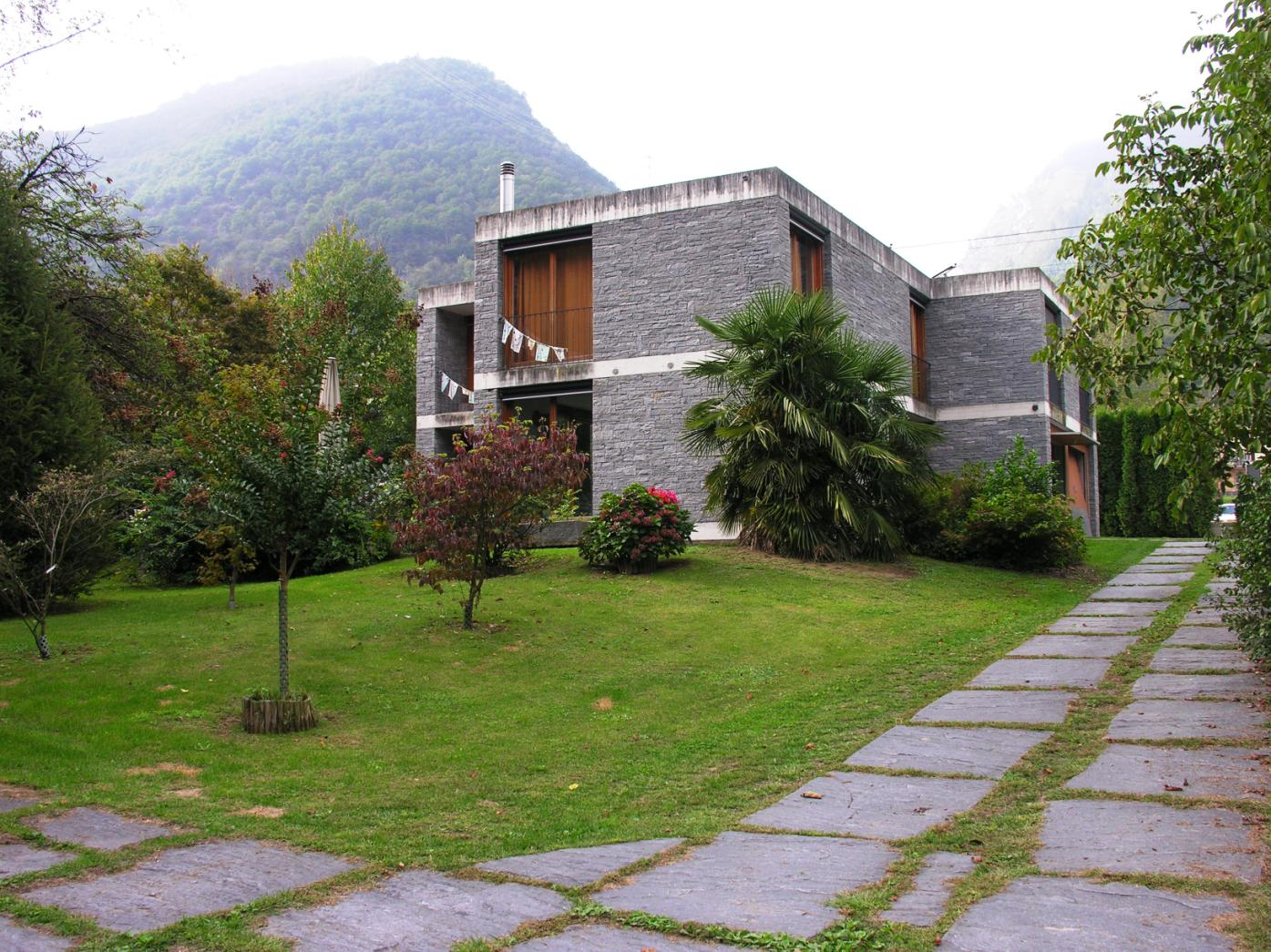 Elegante villa d autore in sasso, con grande giardino piano a Grono Il villaggio di Grono, in Valle Mesolcina, si trova a 15 km da Bellinzona.