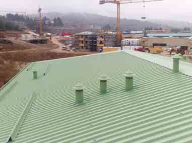 Per il rivestimento del tetto Lattoneria Camuna ha utilizzato la lastra Tek28 di Alubel in alluminio con uno spessore di 7/10 mm, nella versione preverniciato colore verde pallido (RAL 6021) per un