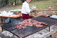 00: Pranzo di Pasquetta, specialità tipiche del territorio: grigliata di carne alla brace preparata in loco, caciocavallo impiccato, misto di frittate, vino paesano.