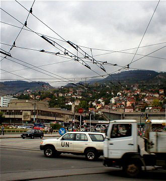 1. - Sarajevo La capitale del dolore ha luogo nel seno di colline di un verde troppo scuro per infondere speranza in chi vi è rimasto ma perfettamente in accordo con il cielo che, plumbeo, le grava