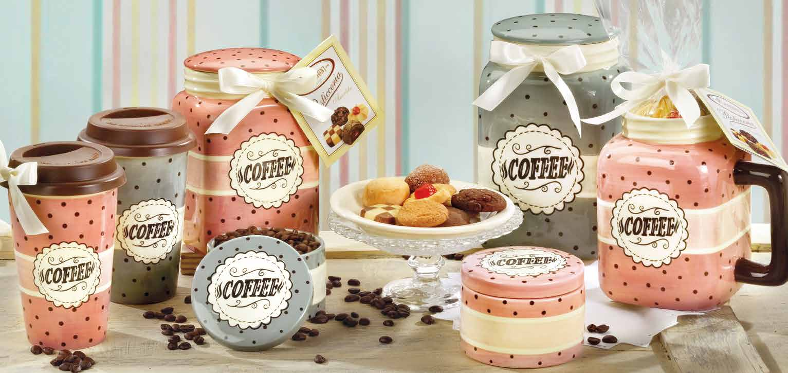 L assortimento Coffee Una ricca gamma di coloratissimi contenitori di ceramica per la colazione con una raffinata selezione di pasticcini da tè The Coffee assortment A rich range of breakfast