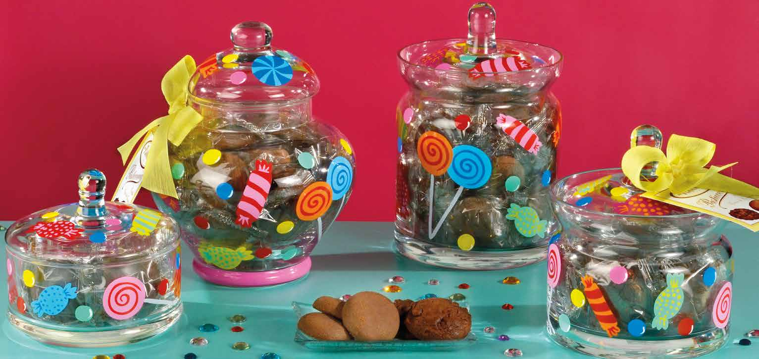 L assortimento Lollipops Una gamma di vasi in vetro con decoro di caramelle, con un assortimento di mini cookies al triplo cioccolato e Cuor di crema alla nocciola.