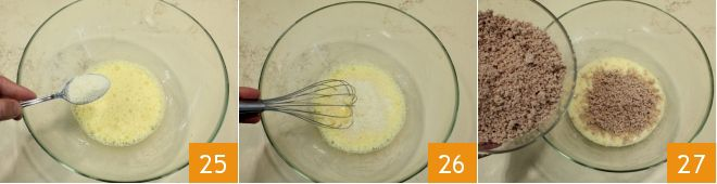 versate anche il Parmigiano grattugiato aiutandovi con un cucchiaino (25) e mescolate con una frusta (26).