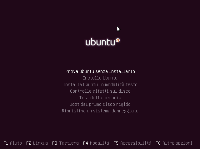 Avvio del CD/DVD A questo punto selezionare la voce Italiano nell'elenco che compare e fare clic su Prova Ubuntu senza installarlo per avviare un