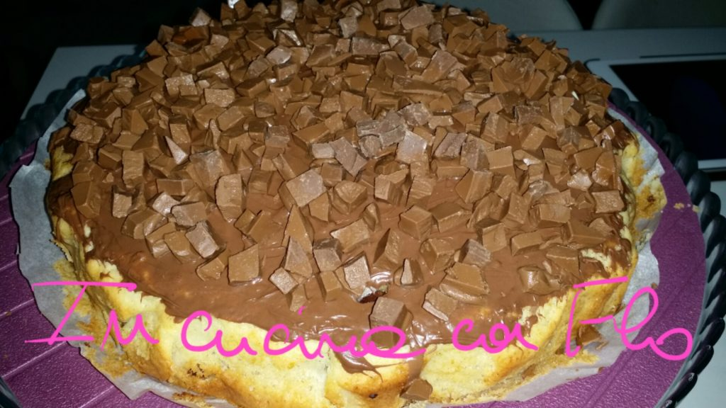 Torta morbida con glassa al cioccolato Se avete vogliadi una torta mobida e soffice ma che sia anche golosa, questa è quella che ci vuole: Torta morbida con glassa al cioccolato.