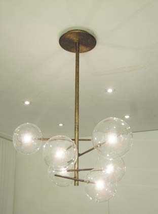 Bolle Lampada a sospensione a luce alogena puntiforme (120 Watt). Sfere in cristallo trasparente soffiato a bocca. Parti metalliche in ottone brunito a mano.