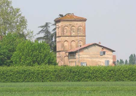 Da questa strada è possibile cogliere la successione di diverse quinte di paesaggio: il terreno coltivato, il