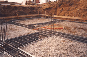 Fig. 1 - Le fondazioni a trave continua sono state realizzate impiegando il pannello FlashFond. Fig. 2 - Pareti in muratura armata POROTON in fase di costruzione.