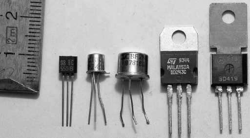 Dispositivi attivi Transistori Diversi tipi di contenitori per montaggio TH e SM Sono realizzati generalmente su semiconduttori, in genere Silicio, tramite introduzione di quantità controllate di