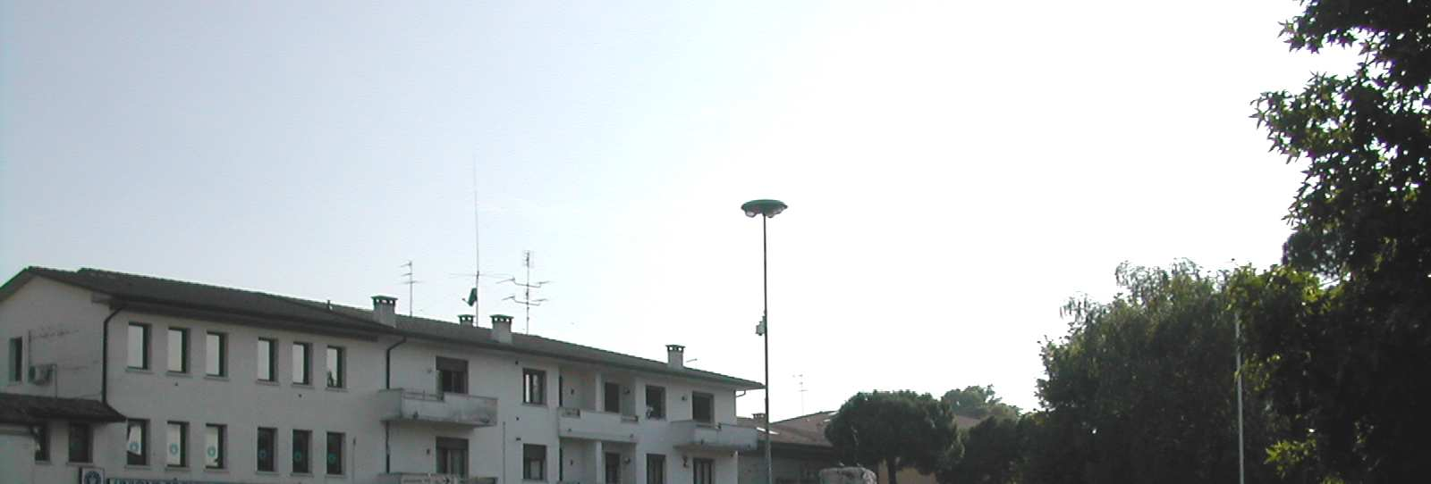 Postazione di misura settimanale N 2: piazza Vittoria n 24 VILLA DEL CONTE Strumento collocato sul balcone al primo piano, direttamente sovrastante la sede stradale Limite zona diurno notturno (dba)