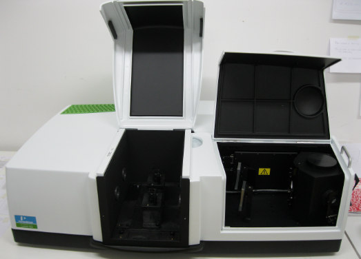 Spettrofotometro UV-Vis-NIR (EN410, ISO 9050, ASTM E903 standards) È usato per misure spettrali di riflettanza e