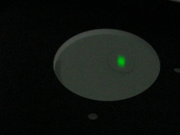 Spettrofotometro UV-Vis-NIR Un fascio luminoso collimato prodotto da un sistema di lampade integrato incide con un angolo di