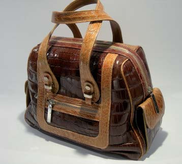 5122 DESCRIZIONE: Borsa classica, zip in testa, interno ampio con tasca, doppia maniglia corta,