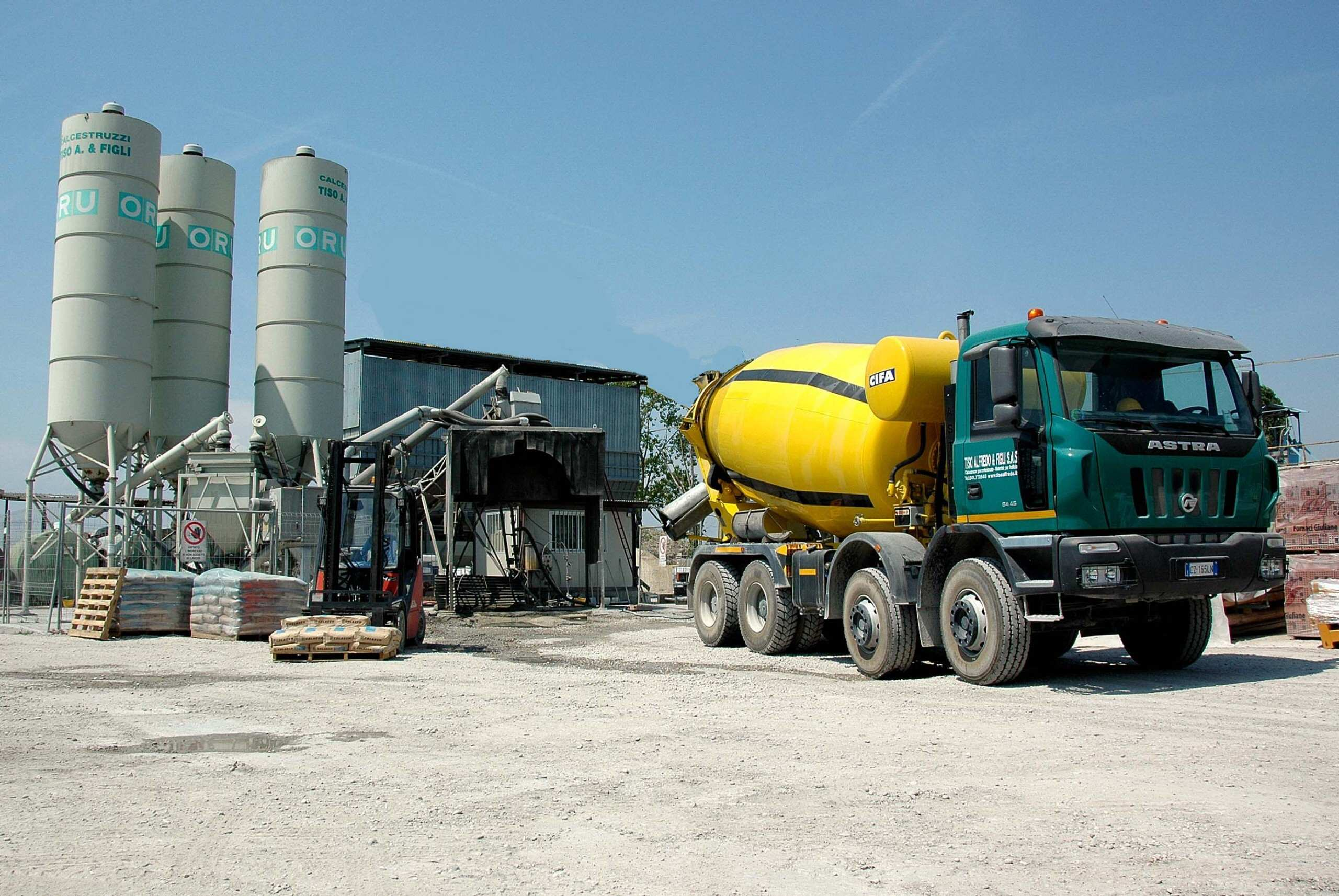 STRUTTURA L Azienda si sviluppa in un area di 9000 mq, con affaccio sulla Laguna. Una parte dell area è coperta e destinata al deposito dei materiali, la ferramenta e l ufficio.