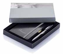 Include penna Victory in acciaio inox opaca con inchiostro nero.