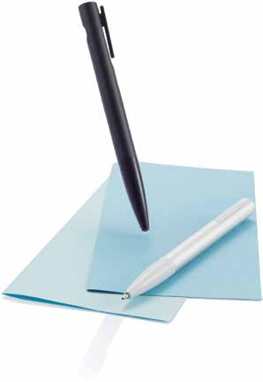 Include inchiostro sia blu che nero sia per la penna che per il roller.