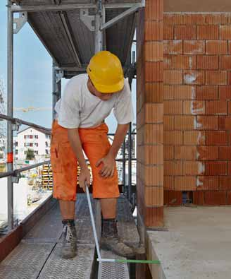 5. Controlliamo i ponteggi ogni giorno. Lavoratore: salgo solo su ponteggi sicuri. Se noto una carenza, la segnalo immediatamente al mio superiore e metto in guardia i colleghi di lavoro.