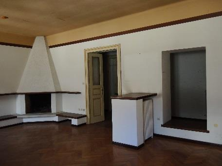 Lazzaro. Oggetto: unità ad uso uffici, con depositi di pertinenza, nello storico Palazzo Dettelbach.