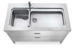 Lavello integrato al top inox, due cassetti inox e raccolta  Sink integrated into the