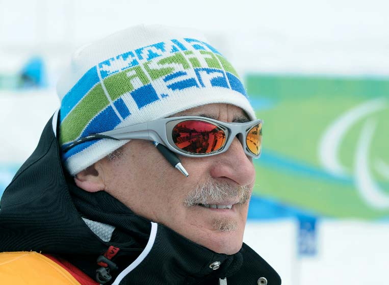 Sotto: Emilio Bertella, allenatore del biathlon.