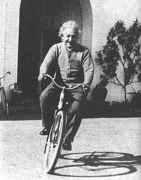Divulgazione: una sfida difficile Consiglio di A. Einstein: Make things as simple as possible, but not simpler Io, oggi, non vorrei solo far passare qualche nozione.