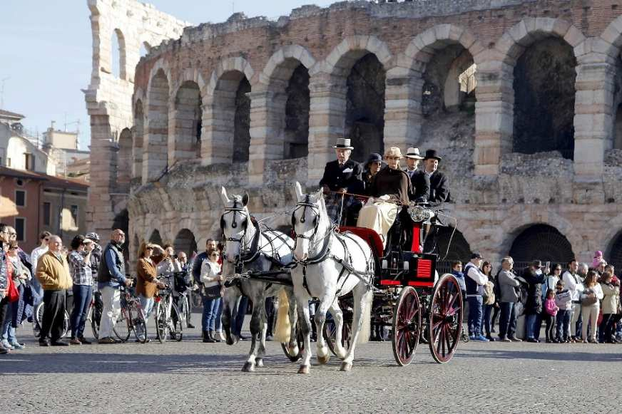 LO SCENARIO DI FIERACAVALLI Manifestazione di riferimento nel panorama equestre internazionale Evento più importante in Italia per patrimonio e visibilità (dal 1898 117 edizioni) Organizzato da