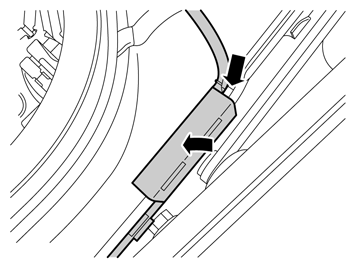34B IMG-255737 35 Infilare il conduttore più lungo nel foro sul parafango posteriore e fissare a pressione correttamente il passante di gomma.