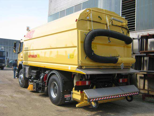 Configuration with suction unit positioned between axles for tsa01only Front bar, water sprinkler for dust suppression system Side water sprinkler for dust suppression system, always Side sweeper,