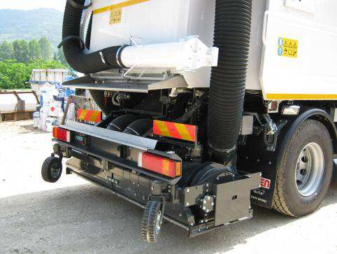 Dust suppression system by water, with water tank capacity 2500 litres.