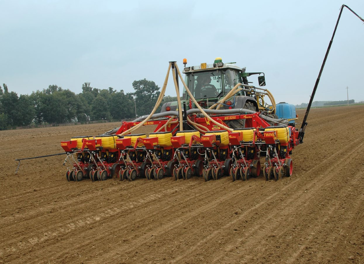 La macchina è stata valutata dopo 650 ettari lavorati SEMINATRICE MATERMACC MS 8250 TWIN di Ottavio Repetti Tre metri su strada, sei in campo: è lo slogan con cui