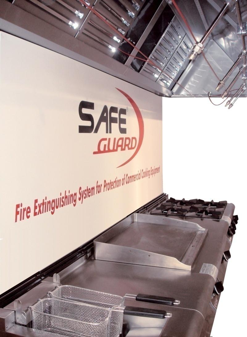 Sistemi Antincendio per la protezione di Cucine Industriali e Commerciali COMPONENTI - Serbatoio estinguente - Valvola - Agente estinguente - Comando di attuazione manuale -