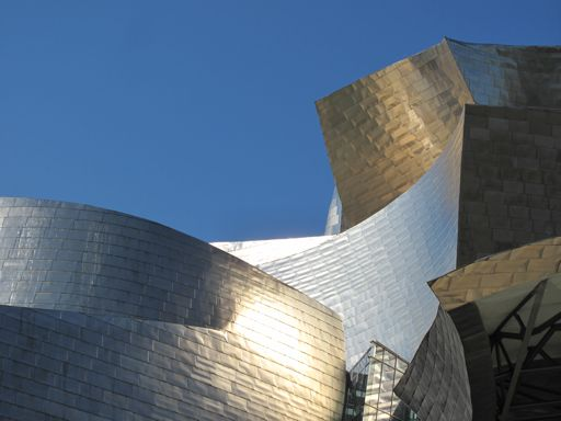 Pernottamento in hotel 4* 16 maggio: Mattinata dedicata a Bilbao, e quindi, ovviamente, al Gueggenheim Museum di Gehry, al ponte di Calatrava e al nuovo Alhondiga, centro polifunzionale disegnato da