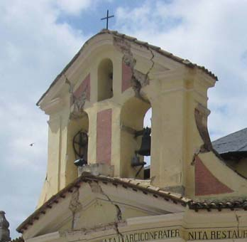 Chiesa dell Immacolata Concezione a Paganica ANALISI DEL COMPORTAMENTO SISMICO Vela campanaria La vela campanaria svetta centralmente dalla facciata della chiesa e presenta un danneggiamento di