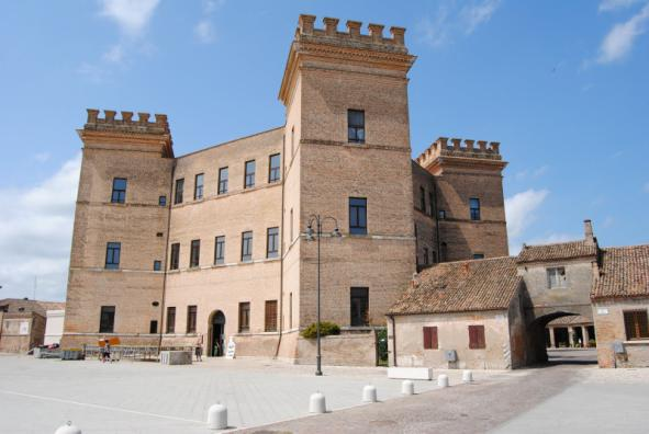 30: arrivo al Centro Visite Manifattura dei Marinati e visita all antica fabbrica di lavorazione del pesce, oggi Presidio Slow food dell anguilla marinata tradizionale delle Valli di Comacchio.