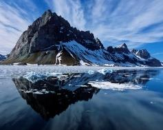 500 km ², circa le dimensioni dell'irlanda. Circa il 60% del terreno è ghiacciato. Dal 1925 la Norvegia ha la sovranità su Spitsbergen secondo il trattato internazionale Spitsbergen.