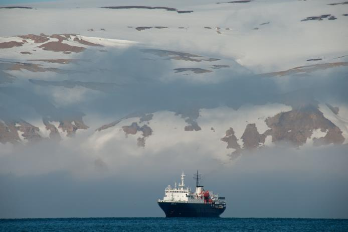 La nave ha la più alta classe nella sua categoria quale rompighiaccio ed è quindi molto adatta per navigare tra la banchisa di ghiaccio.