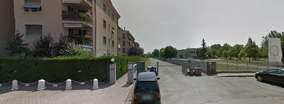 La zona è raggiungibile comodamente dalla S.S. 9 via Emilia ovest, dalla quale si diparte direttamente via Egidio Pini. Inquadramento della zona in cui si trova il plesso scolastico 2.1.