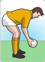 (d) Il mediano di mischia deve introdurre il pallone diritto lungo la linea mediana, in modo che esso tocchi il terreno immediatamente oltre la proiezione