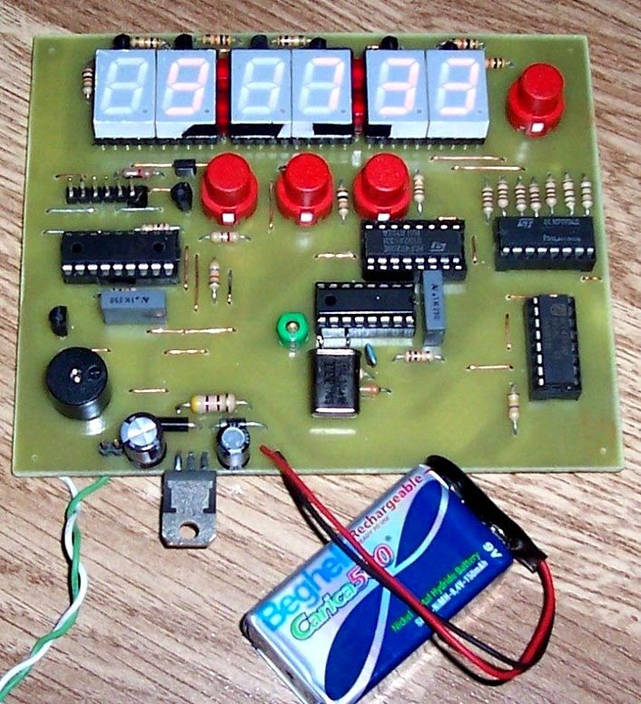 IN CONCLUSIONE In poco spazio sono stati inseriti 6 display, 5 circuiti integrati e altri componenti per cui i ponti da inserire sono 50 (quelli segnati in rosso), molti dei quali sono "nascosti"