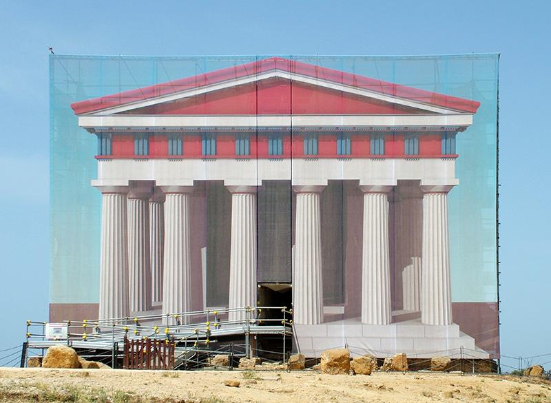 Si stenta a crederci, ma il tempio della era dipinto con intonaco bianco candido ad eccezione del fregio e del timpano, colorati di rosso e blu.