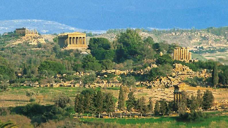 Come il grande tempio ateniese, anche quello della sorse come dimostrazione di potenza, piuttosto che espressione di religiosità.